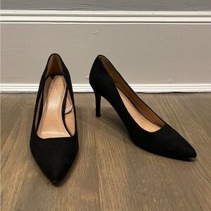 Black Suede Closed Toe Heels (Size: W7)